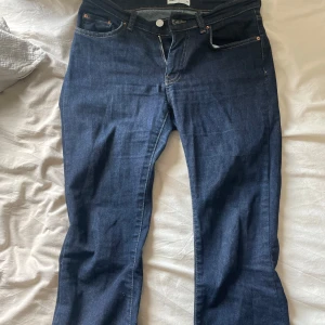 Lågmidjade bootcut jeans  - Mörkblåa lågmidjade bootcut jeans med bra passform