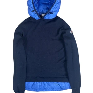 Moncler Maglia cardigan  - Moncler cardigan i merino ull med en schysst fodrad Luva i färgen baby blue. Storlek M. Skick 8.5/10. Pris 2490 finns att köpa på Fashionels.com
