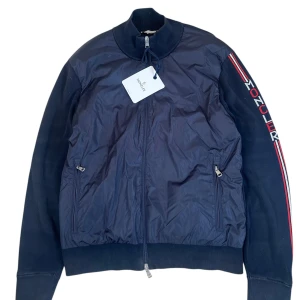 Moncler  - Moncler Cardigan tricot. Navy blue. Storlek xl fint skick. Pris 2990 finns att köpa på Fashionels.com