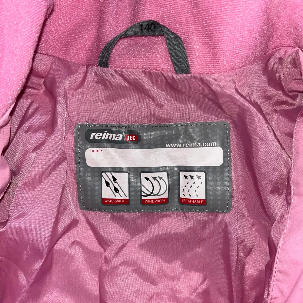 Säljer en rosa acka från Reima, perfekt för blåsiga dagar. Jackan har dragkedja och är långärmad med praktiska fickor framtill. Den är både vattentät och vindtät, vilket gör den idealisk för utomhusaktiviteter. Köp direkt eller ge prisförslag 💛. Takit.