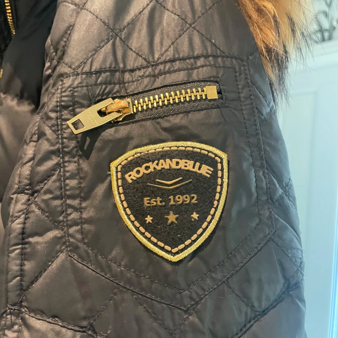 Svart dunjacka med fuskpäls från Rockandblue - 2