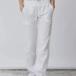 Linnebyxor - Säljer mina fina linnebyxor från ”Skagenclothing” säljes pga passar ej längre. Köpta här på plick men nypris är 799kr. Dom är använda fåtal gg och har inga skador🥰Kan dock behöva strykas!
