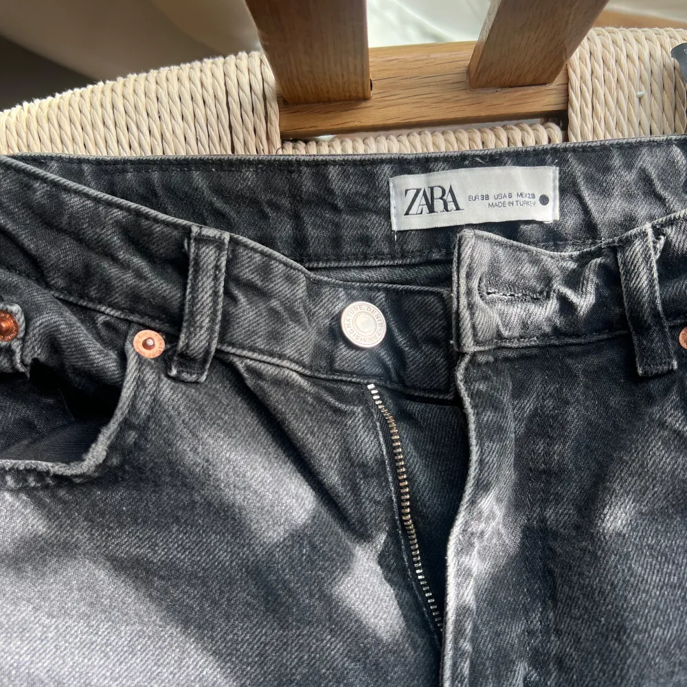 Säljer ett par svarta jeansbyxor från Zara med klassisk femficksdesign och dragkedja. Jeansen har en rak passform och är tillverkade i ett mjukt bomullsmaterial. Perfekta för en stilren och avslappnad look.. Farkut & Housut.