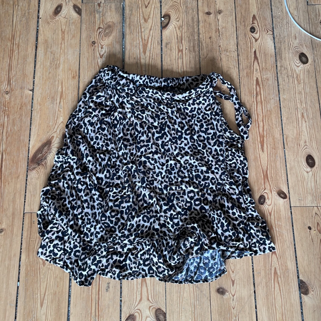 Leopardmönstrad kjol från Lindex - 1