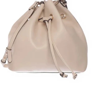 Beige axelväska med knyt - Snygg beige axelväska i skinn med stilren design. Väskan har en praktisk knytstängning och justerbar axelrem. Perfekt för att bära dina dagliga nödvändigheter med stil. Skriv om du har frågor eller vill lägga prisförslag kan gå ner vid snabbt köp!