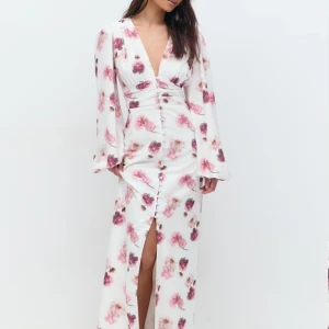 Vit blommig långklänning - Elegant vit långklänning med blommigt mönster. Klänningen är från Gina Tricot och den är oanvänd med prislappar kvar💕