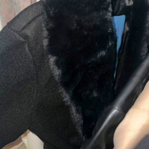 Svart kappa med päls gratis frakt - Jätte fin kappa som värkligen ger en fin form på kroppen med hjälp av bältet. Är värkligen jätte fin men det är inte min stil längre så vill inte att den bara ska hänga på min garderob. Den är helt som ny inga skador och exakt som när jag köpte den. Den passar alla strl mellan xs s och m, då man har ett bälte som hjälper dig justera vid midjan och Långden på mig som är 168 var lite längre än höften alltså täcker den bakdelen. Jag köpte den för 450 kr, och säljer den för , 220 men pris kan diskut