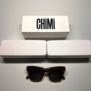 Chimi 005 - Solglasögon i färgen Coco från Chimi. I modellen #005. Använda några få gånger men i mycket bra skick. Har två olika fodral vet inte vilket som tillhör dessa, men kan skicka med vilket som💕