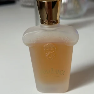 Xerjoff Dama Bianca EDP 30 ml - Köpte parfymen på plick. Har inte fått bekräftat från Xerjoff om den är äkta därför säljer jag den billigare. Kan inte jämföra doften från en äkta då jag har aldrig luktat på en, enligt mig så doftar den gott så inga konstigheter med lukten. Doftar pudrigt och får en hint av nån typ av blomma, hållbarheten (10+ tim). 