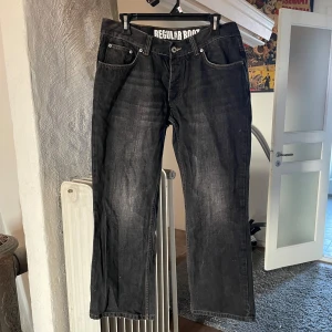 Bootcut Jeans - grå/svarta bootcut jeans som också kan funka som baggy/oversized!! vet inte om det är för man eller kvinna men funkar nog till både🫶Jeansen ser nästan oanvända ut och ska se lite slitna ut.