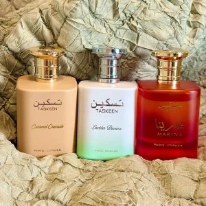 Parfymset från Paris Corner - Upptäck tre exklusiva parfymer från Paris Corner: Caramel Cascade i en beige flaska med gyllene lock, Lactea Divina i en vit flaska med silverlock och Marina i en röd flaska med gyllene lock. Varje doft erbjuder en unik upplevelse och kommer i eleganta flaskor som pryder varje parfymhylla. Alla innehåller 100 ml och är enbart testade.