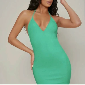 Klänning med öppen rygg - skitsnygg klänning med öppen rygg & knytning baktill 💚 säljer då den tyvärr var för liten för mig