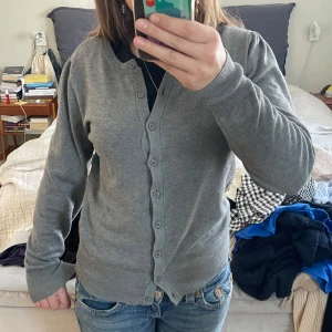 Grå kofta från Saint Tropez - Säljer en stilren grå kofta från Saint Tropez. Koftan har långa ärmar och knappar framtill. Perfekt för lager-på-lager och passar till många olika outfits. 🩶köpt för 300kr, endast använd fåtal gånger!