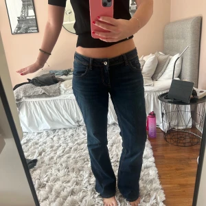 Mörkblå bootcut jeans - Säljer ett par mörkblå bootcut jeans med låg midja. Sparsamt använda. I storlek 40 men passar mig som har 38