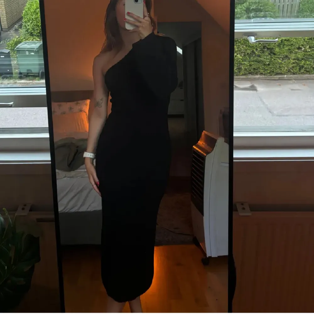 Super mjuk stickad klänning från Gina tricot i storlek xs men passar även S. Sitter bra på mig som är 168. . Mekot.