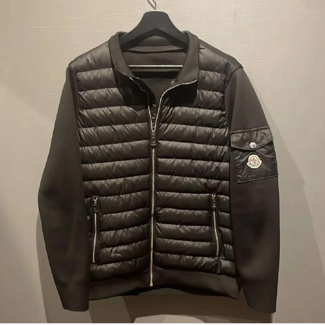 Svart pufferjacka från Moncler