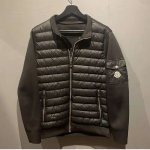 Svart pufferjacka från Moncler - Tjaa! Säljer min moncler cardigan pga att den har blivit för liten. Den är nästan oandvänd har bara haft den ett litet tag. Hör av dig om intresse, fler bilder och pris kan diskuteras.