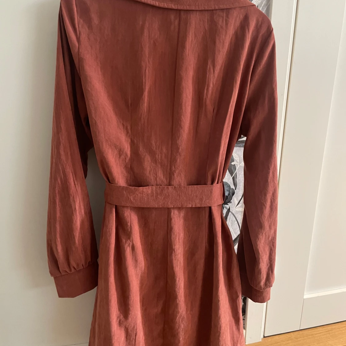 Rostfärgad trenchcoat från IMAJ - 2