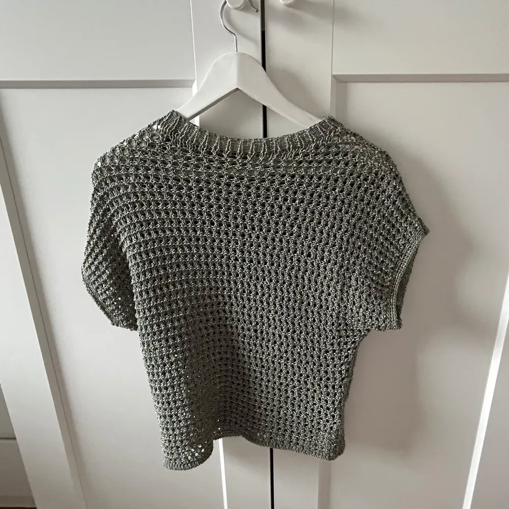 Säljer en ljusgrön stickad topp med korta ärmar och rund hals. Sällan använd (max 3 gånger) så väldigt bra skick! 💚💚. Neuletakit & Villapaidat.