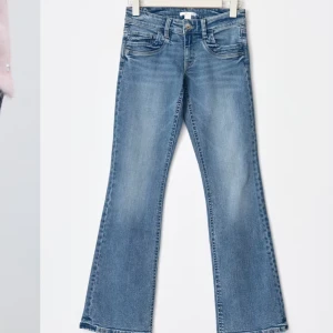 Blå bootcut jeans med normal passform - Säljer dessa lågmidjade jeans från Young Gina då de blivit lite för korta för mig! De är storlek 170 och jag är 175cm🤗kom privat för mer bilder och priser kan diskuteras❤️