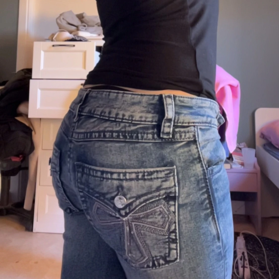 Blå jeans med broderade bakfickor