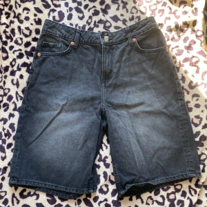 Baggy shorts - Snygga svarta jeansshorts med klassisk femficksdesign. Perfekta för en avslappnad stil. De har en knapp och dragkedja framtill samt hällor för bälte.