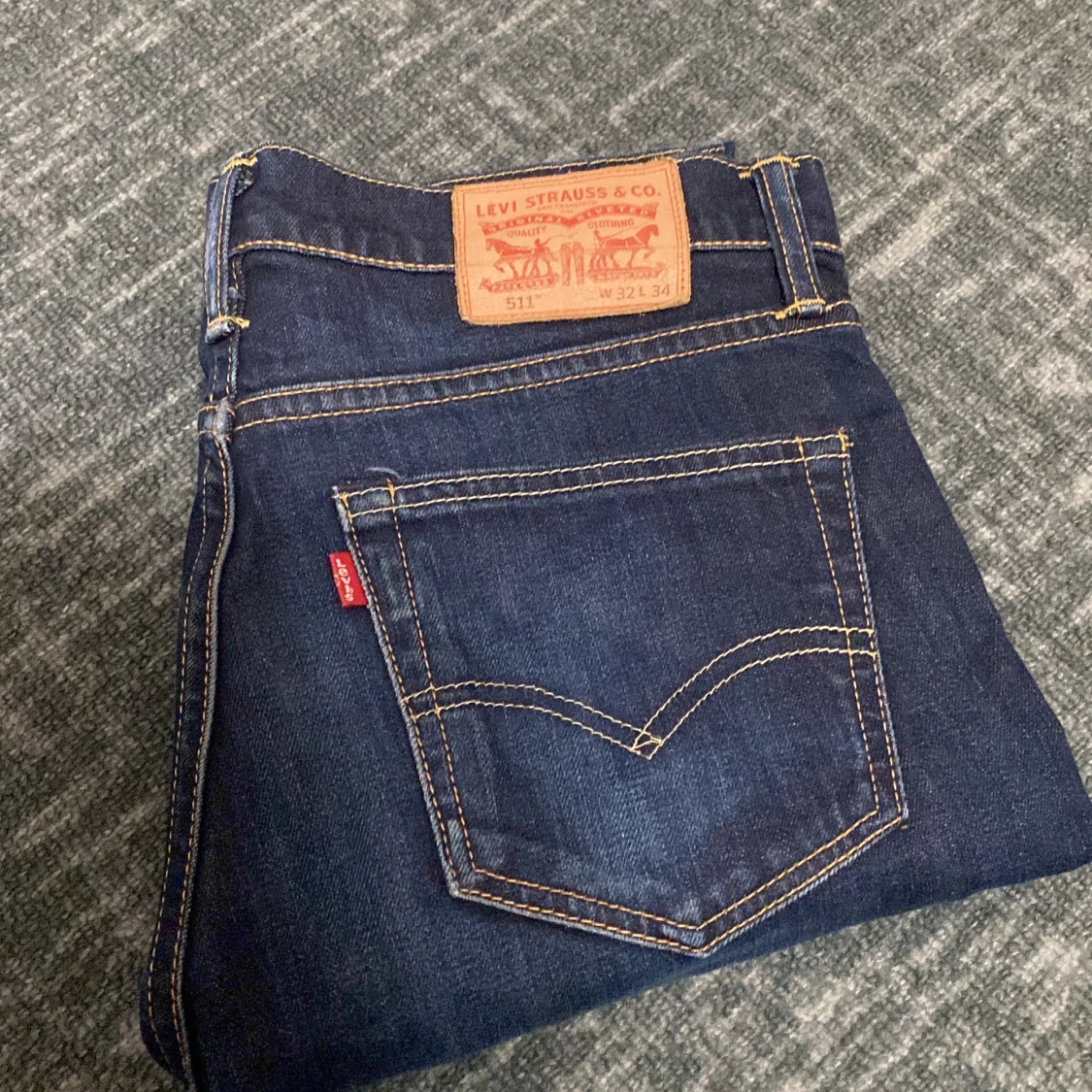 Mörkblå Levis 511 Jeans - 1