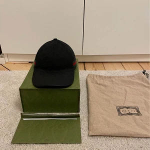 Gucci Keps Strl M - Hej, säljer nu min gucci keps som jag haft i cirka 6 månader. Den andvänds inte nu längre och tänkte darför sälja den. Den är i mycket fint skick och har inga fel på sig. (Box kvitto medkommer)