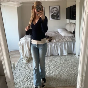 ljusblå låga bootcut jeans med slitna detaljer🤍 - säljer ett par ljusblåa låga bootcut jeans med slitna detaljer! superfina men har tyvärr växt ut dom🤍 