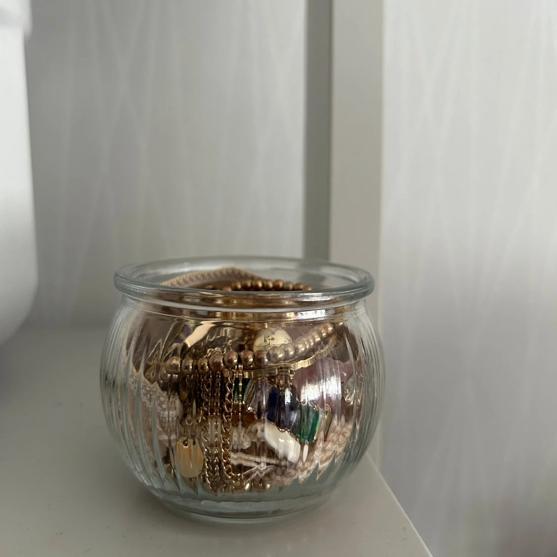 Blandade smycken i guldton