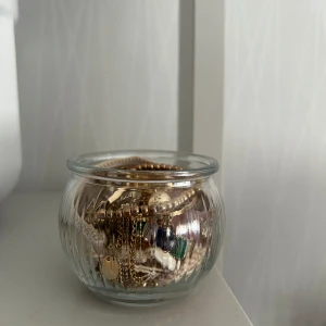 Blandade smycken i guldton - Säljer ett mixat set med smycken i guldton, inklusive halsband, armband och ringar. 22 stycken smycken och alla örhängen kommer i par🤍