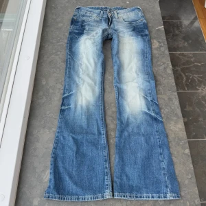 Lågmidjade jeans  - Så snygga jeans som tyvärr inte passar mig och har därför ingen bild på! Midjemått tvärsöver: 38cm Midjehöjd: 19cm Innerbenslängd: 78cm💕