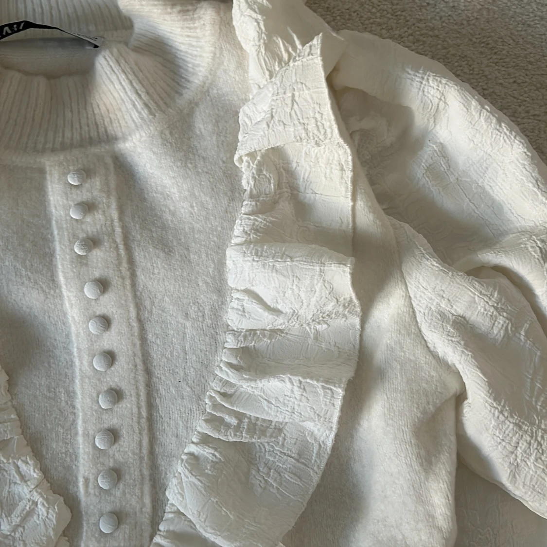 Vit blus med volanger och knappar - 3