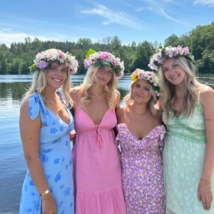 Sommarklänning  - Säljer den lila klänningen i mitten! Väldigt populär och slutsåld online. Den är i väldigt fint skick och banden är justerbara🤩🤩 Skulle säga att den passar någon som brukar ha XS/S