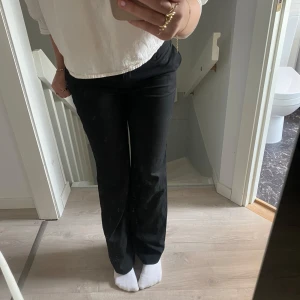 Svarta kostymbyxor  - Jättesnygga svarta kostymbyxor med bootcut! Passar till allt och är i nyskick💕
