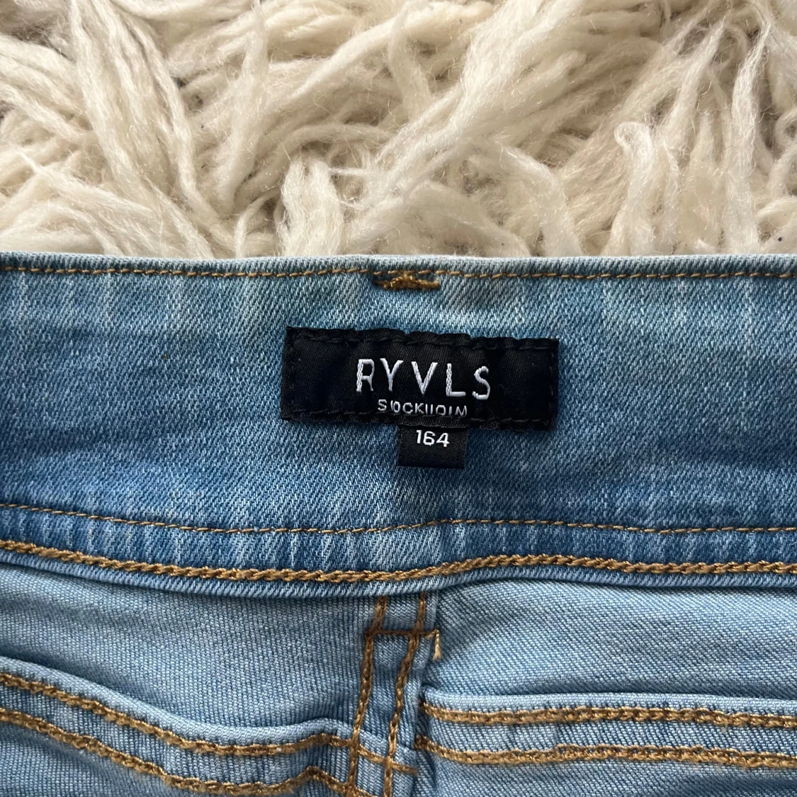 Nya low waist bootcut jeans från RYVLS - 2