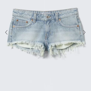 Jätte fina ljusblå jeansshorts - Säljer jätte fina ljusblå jeansshorts med slitningar. Köptes förra sommaren på Zara skulle säga att dom sitter som en XS. (Det är inte dom på första bilden men dom ör väldigt lika)Dom är i bra skick❣️