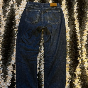 Mörkblå jeans från Grunt - Säljer ett par klassiska mörkblå jeans från Grunt med raka ben. Jeansen har normal passform. Perfekta för dig som gillar en tidlös stil. Lägg gärna ett bud.