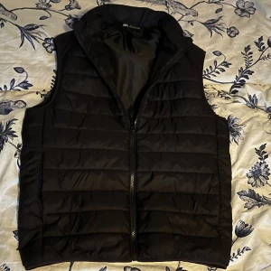 Zara väst - Säljer nu denna väst från zara då den ej används, den är i ny skick ändast använd 3-4 gånger. Den är i storlek S men passar även M