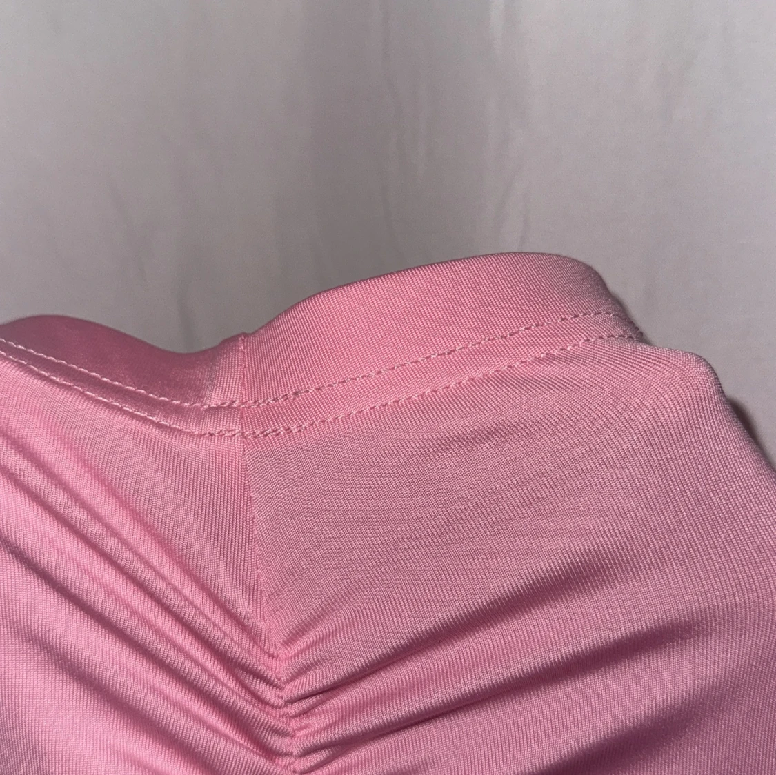 Rosa långkjol med rynkade detaljer - 3