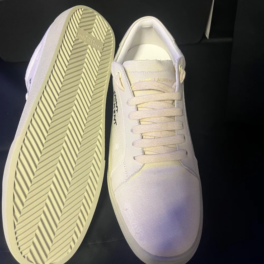 Rena och tagit bra hand om ett par ysl Sl/06 beige storlek 43, lådan och dustbag finns. Priset kan diskuteras vid snabb affär. Skriv vid funderingar.. Kengät.