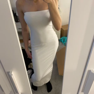 Vit klänning - Jätte fin klänning, aldrig använd storlek xs! 