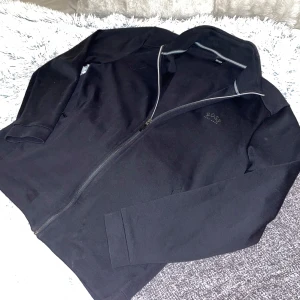 Hugo boss tröja - Tja, Säljer denna feta Hugo Boss zippern då den inte kommer till användning. Den är typ aldrig använd. Nypris Ca 2000💯 Mitt pris 949🥳 Priset är ej hugget i sten kom med förslag🤩Storlek L passar även M🤩 Skriv vid funderingar☺️