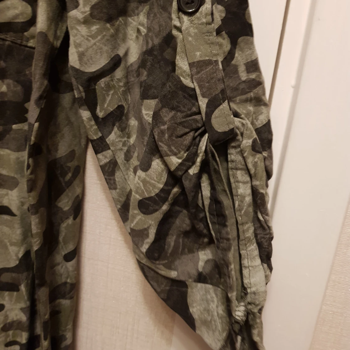 Grön kamouflagemönstrad skjortklänning strl M - 2