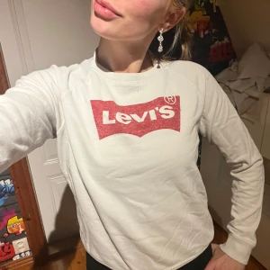 Vit sweatshirt från Levi's - Säljer denna då den inte används längre men är jätte skön! Står M men sitter som S.
