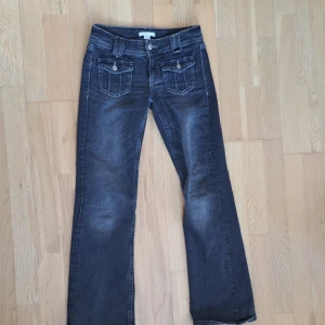 Svarta lowaist jeansbyxor från Gina Tricot - Säljer ett par svarta lowaist bootcut jeans från Gina Tricot i storlek 152 (XS). Byxorna säljs för dom är för små. Kan gå ner I pris vid snabbt köp!