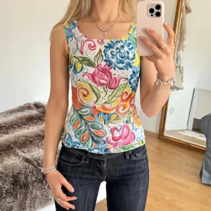 La Rochelle top - OBS! Lånade bilder då den inte passar. Säljer super fin blommönstas topp. Personen är 173cm S/36/28 men skulle säga att den sitter mer som en XS för referens. Använd gärna ”köp nu”. 