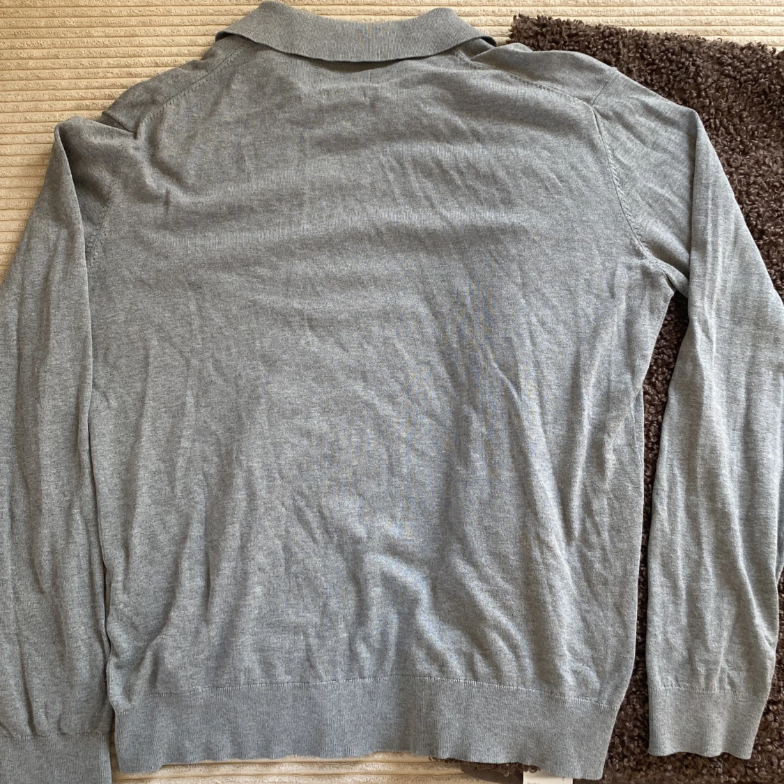 Grå silkeblandad pikétröja från These Glory Days - 1