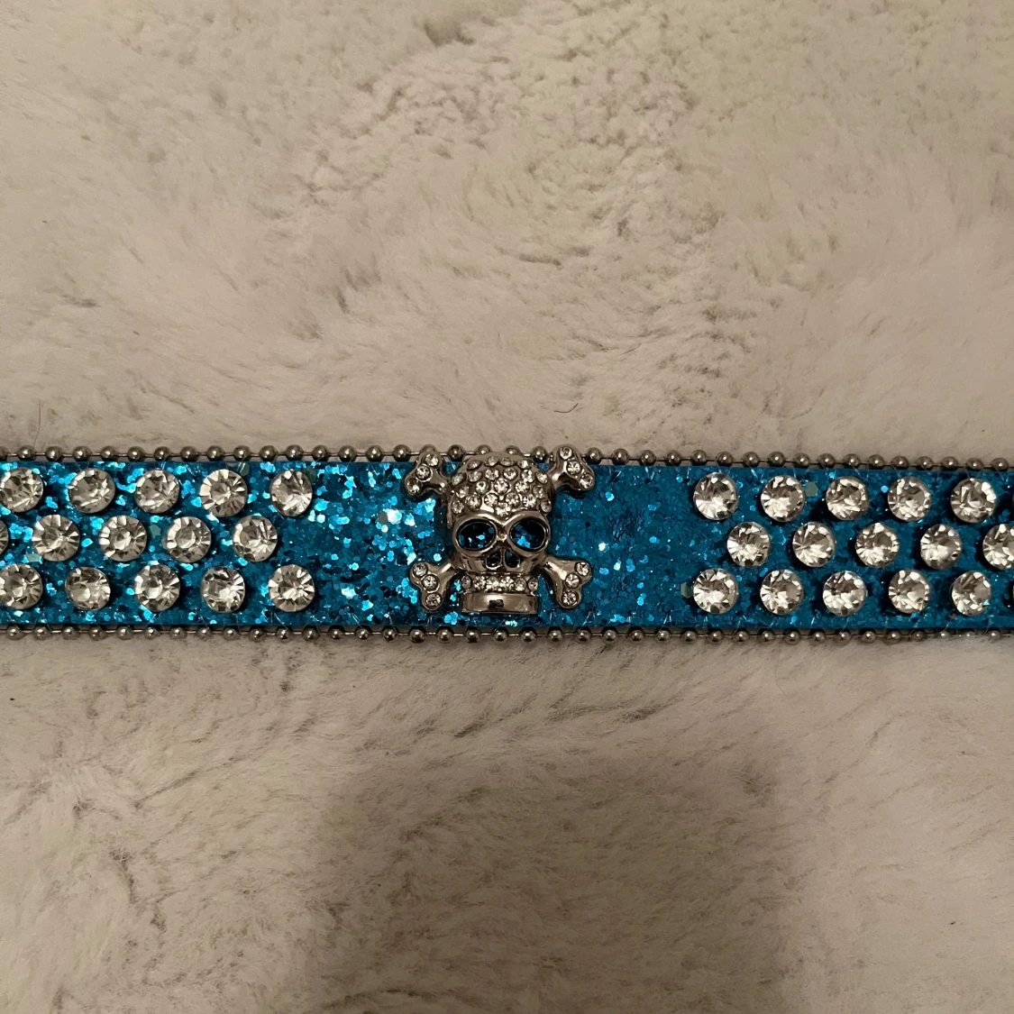 Blått glittrigt bälte med döskalle och nitar - 1