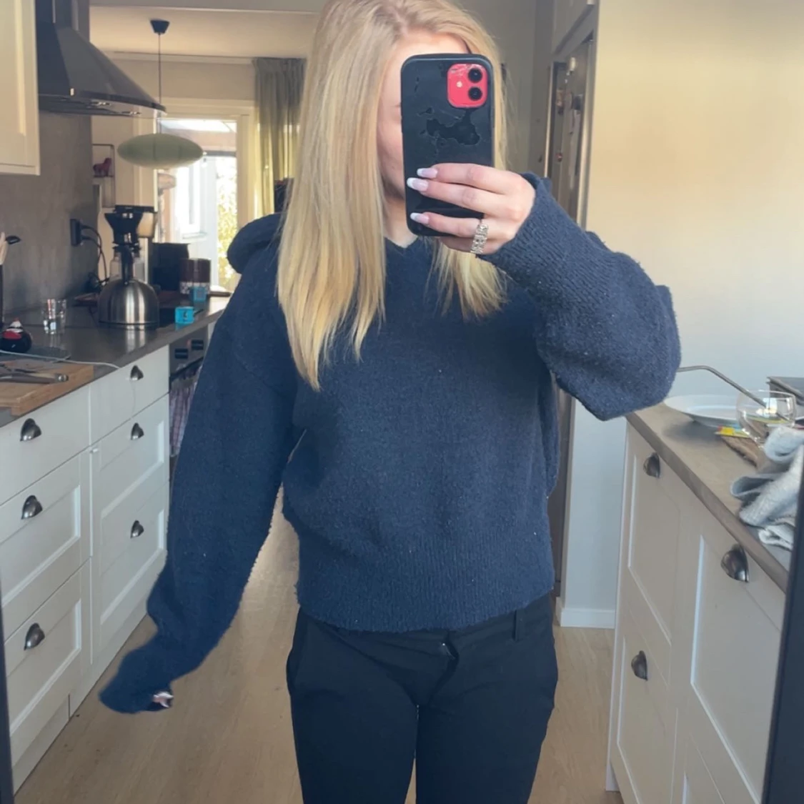 Mörkblå stickad hoodie - 1